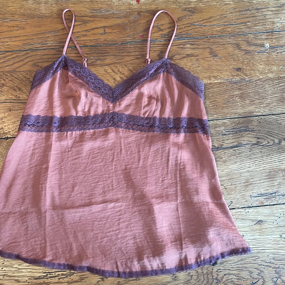 Rose sink top with purple lace trim.